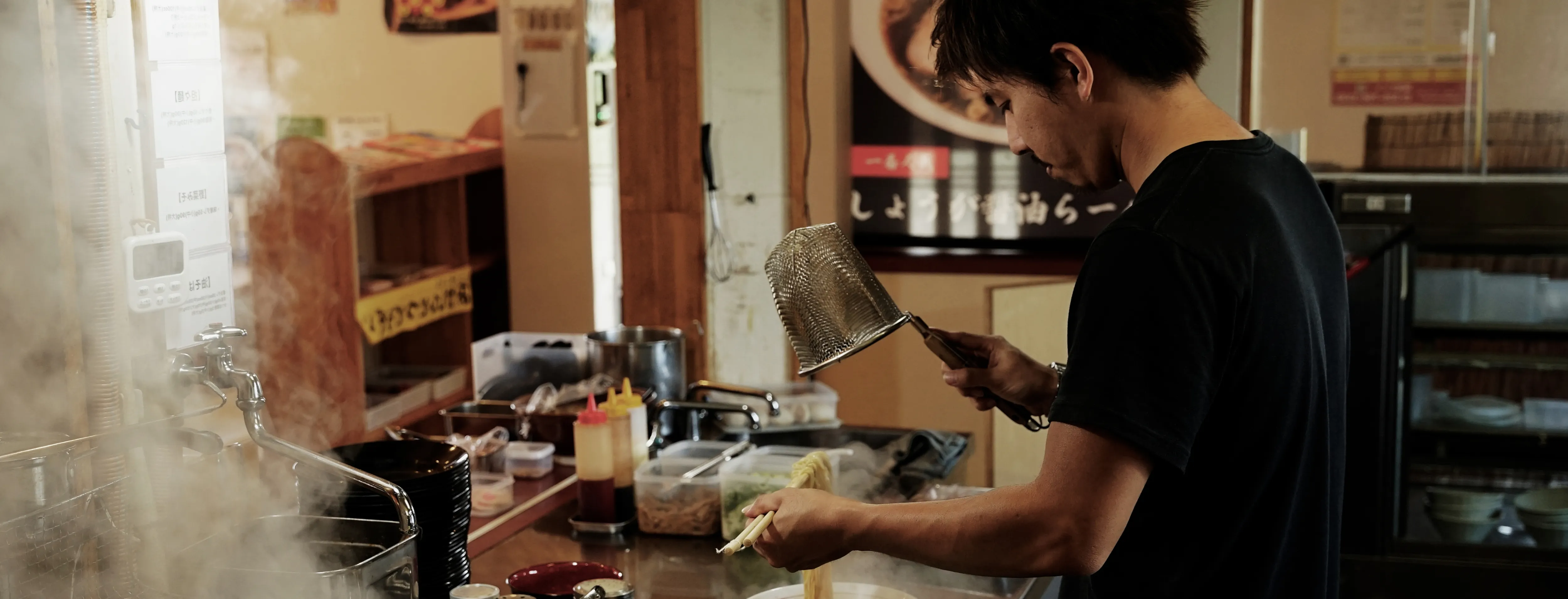厨房で働くスタッフ